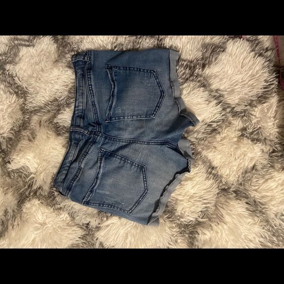 Refuge Womens Size 4 Distressed Medium Wash Cuffed Hem Denim Jean Shorts - Picture 3 of 4